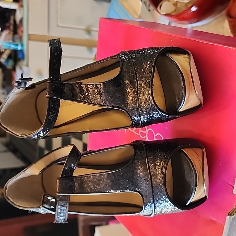 Heels - Picture 2 of 3